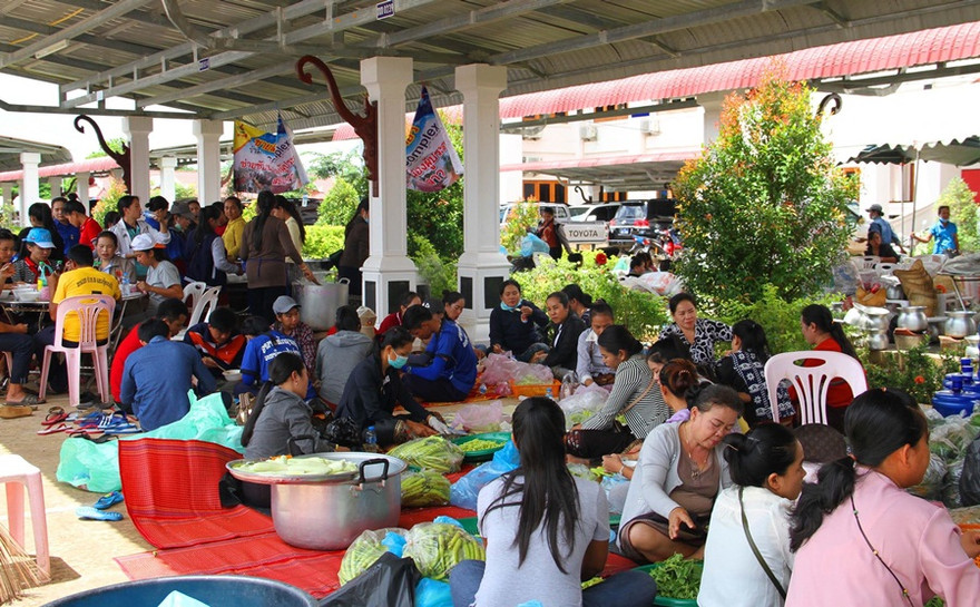 Hàng trăm người giúp việc trong khuôn viên UBND tỉnh Attapeu.