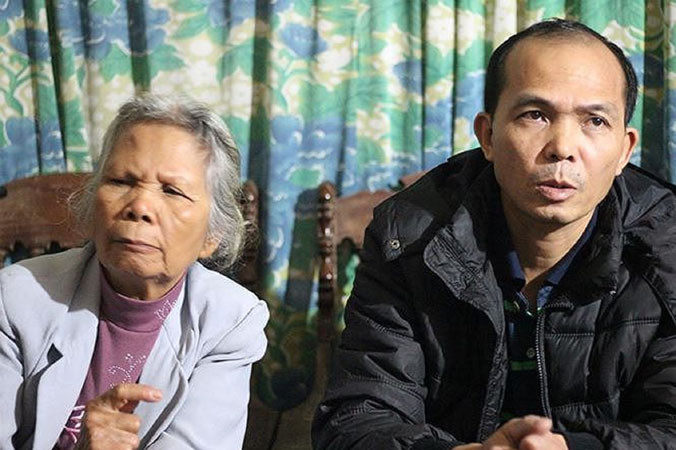 Bà Ðặng Thị Nga và con trai Trịnh Huy Dương. Ảnh :Xuân Ân.