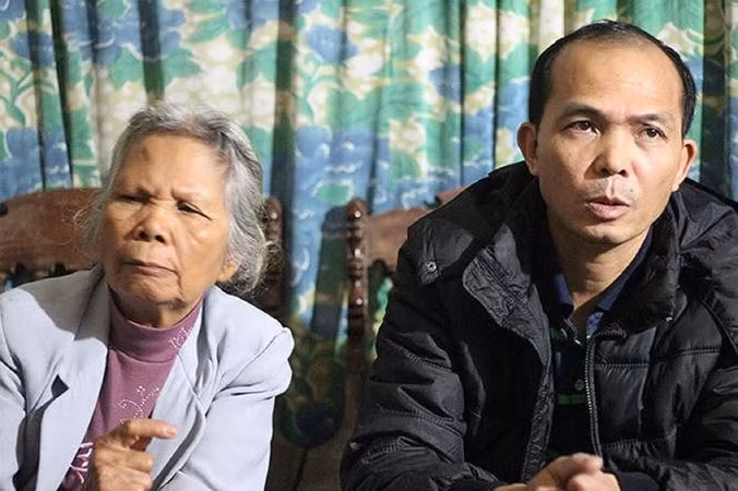 Bà Ðặng Thị Nga và con trai Trịnh Huy Dương. Ảnh :Xuân Ân.