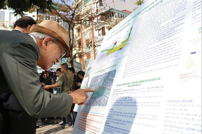 Người dân tham quan, đóng góp ý kiến về quy hoạch nhà ga C9. Ảnh: Duy Phạm.