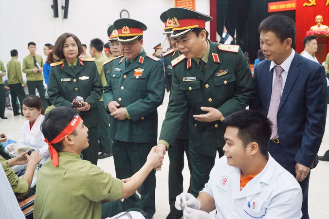 Lãnh đạo Trường Sĩ quan Chính trị, Bệnh viện T.Ư Quân đội 108 và lãnh đạo báo Tiền Phong trò chuyện với các bạn trẻ tham gia Chủ nhật Đỏ sáng 7/1. Ảnh: Nguyễn Minh.