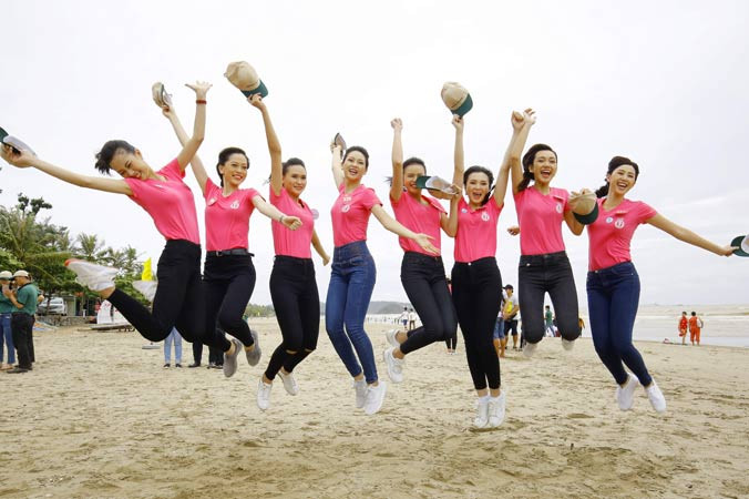 Hầu hết thí sinh HHVN 2018 đều có ý thức tập thể thao. Từ trái sang phải: Bùi Phương Nga (thứ 2); Phạm Ngọc Khánh Linh (thứ 4); Phạm Ngọc Linh (thứ 8). Ảnh: Như Ý.