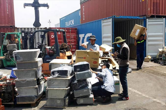 Nhiều lô hàng phế liệu tồn đọng tại cảng Cát Lái. Ảnh: Ngô Bình.