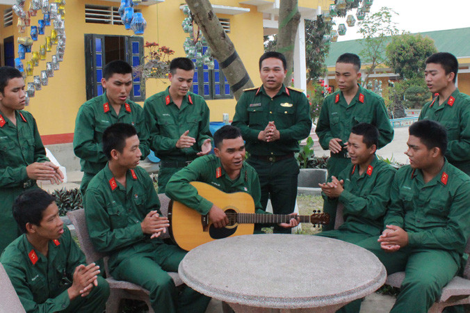 Trung sĩ Pờ Loong Hậu (người cầm đàn) đang cùng đồng đội giao lưu văn nghệ.