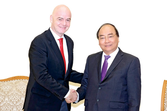Thủ tướng Nguyễn Xuân Phúc tiếp ông Gianni Infantino, Chủ tịch Liên đoàn Bóng đá thế giới (FIFA). Ảnh: Quang Hiếu.