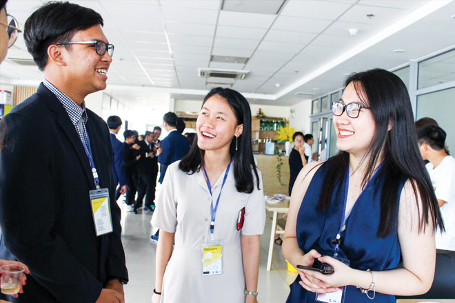 Phan Lê Kim Ngân (bên phải) đang trao đổi với các đại biểu tham dự Hội nghị Mô phỏng Liên Hợp Quốc trong giờ nghỉ giải lao. Ảnh: Giang Thanh.