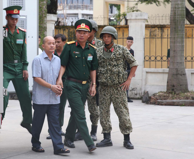 Bị cáo Ðinh Ngọc Hệ được dẫn giải tới tòa. Ảnh: CTV.