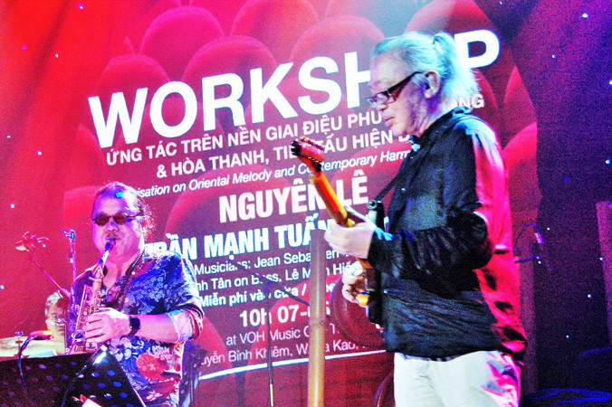 Nguyên Lê có thể hòa mình vào nhiều dòng nhạc và nhiều phong cách âm nhạc khác nhau. Trong ảnh là hòa tấu với nghệ sĩ kèn Trần Mạnh Tuấn. Ảnh: Trần Nguyễn Anh.