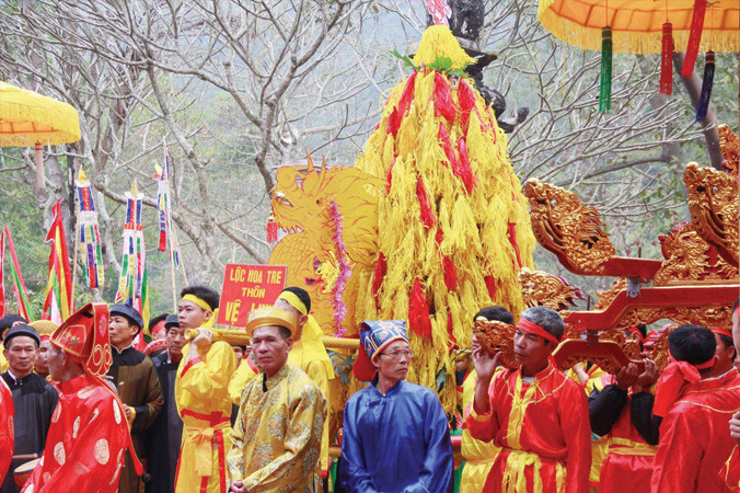 Lễ vật hoa tre sau khi dâng tại sân Rồng, đền Thượng sẽ được đưa vào hậu cung. Ảnh: Nguyên Khánh.