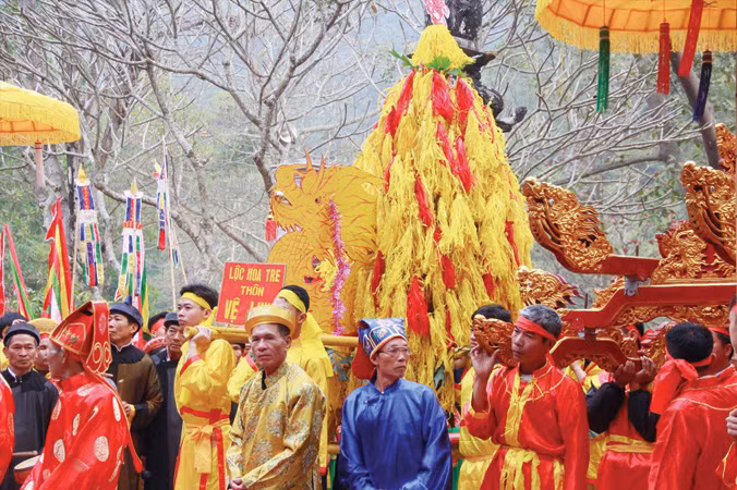 Lễ vật hoa tre sau khi dâng tại sân Rồng, đền Thượng sẽ được đưa vào hậu cung. Ảnh: Nguyên Khánh.