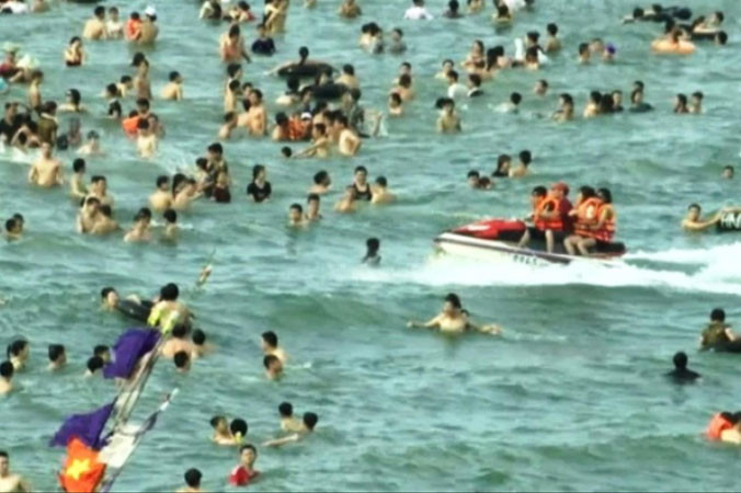 Mô tô nước vô tư xông vào biển người đang tắm ở Sầm Sơn. ẢNH: TRẦN LÊ.