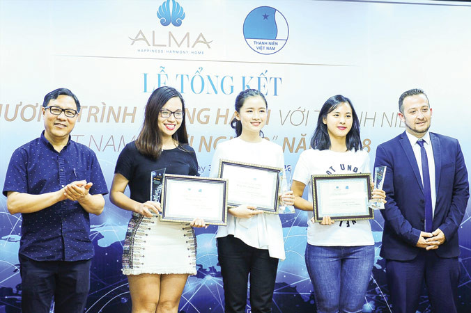 Ba cô gái giành học bổng đến Quốc gia khởi nghiệp Israel từ trái qua: Tâm Anh, Phương Đông và Quỳnh Nga. Ảnh: Xuân Tùng.