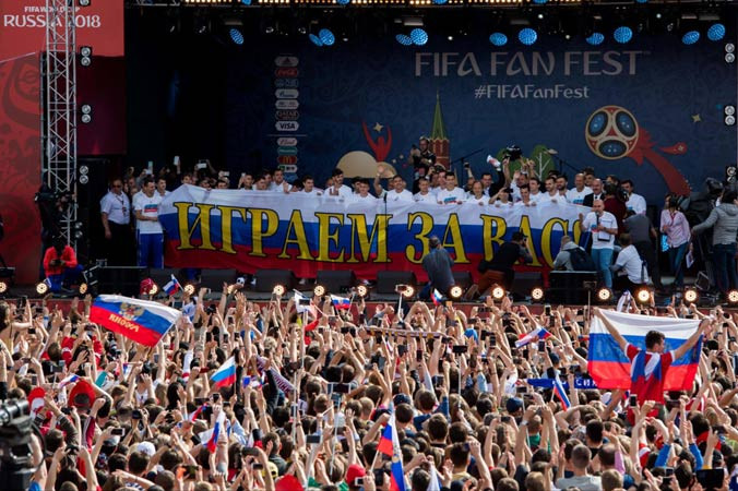 Các sân bóng Nga luôn kín chỗ.