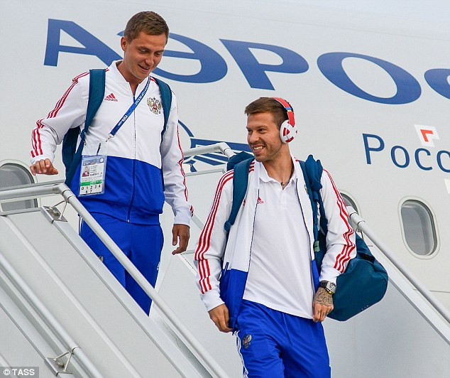 Các cầu thủ Nga đến Sochi để chuẩn bị cho trận tứ kết.