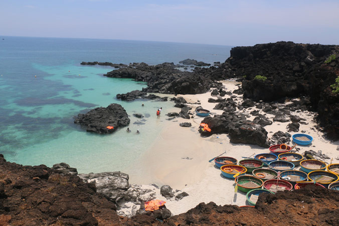 Bãi Hang và đội thuyền thúng chở khách lặn ngắm san hô ở đảo Bé