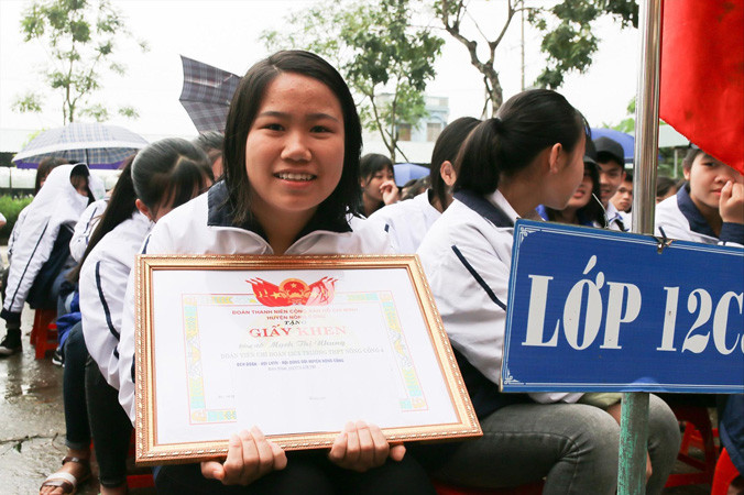 Em Mạch Thị Nhung đã rất dũng cảm cứu em nhỏ bị rơi xuống giếng​. Ảnh: H.L.