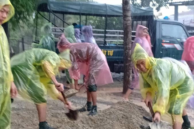 Các bạn trẻ đội mưa làm đường ở xã Bình Trị (Kiên Lương, Kiên Giang) Ảnh: H.H.