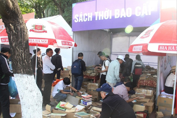 Quầy sách thời bao cấp hấp dẫn đông đảo người dân Đà Nẵng. Ảnh: Thanh Trần.