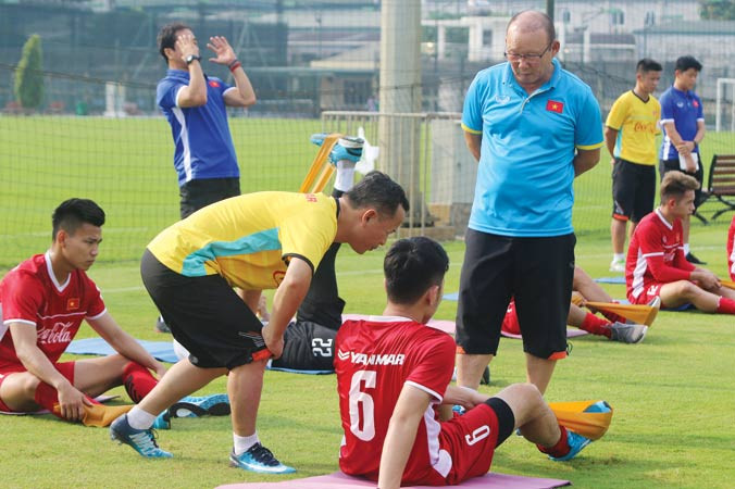 HLV Park Hang Seo theo dõi các cầu thủ trong buổi tập đầu tiên. Ảnh: Ngọc Anh.