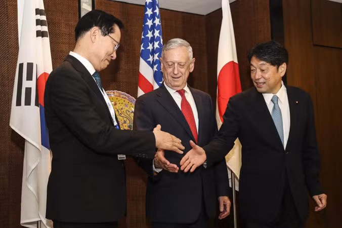 Cuộc gặp ba bên đầu tiên giữa ba Bộ trưởng Quốc phòng Mỹ, Nhật Bản, Hàn Quốc kể từ tháng 10 năm ngoái. Ảnh: Strait Times.