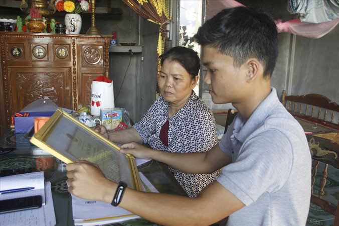 Em Nguyễn Ðình Sáng và mẹ.