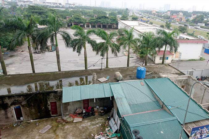 Bến xe Yên Sở chỉ cách nút giao Pháp Vân - vành đai 3 khoảng 1km, lọt giữa khu đô thị. Ảnh: Phạm Thanh.