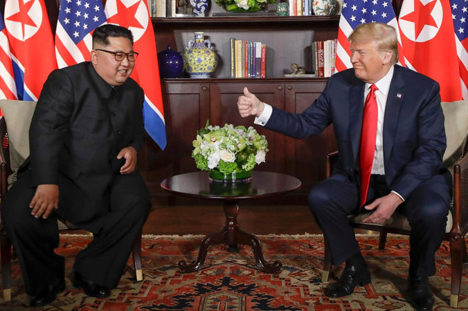 Cuộc gặp lịch sử giữa ông Trump và ông Kim. Ảnh: Straits Times.