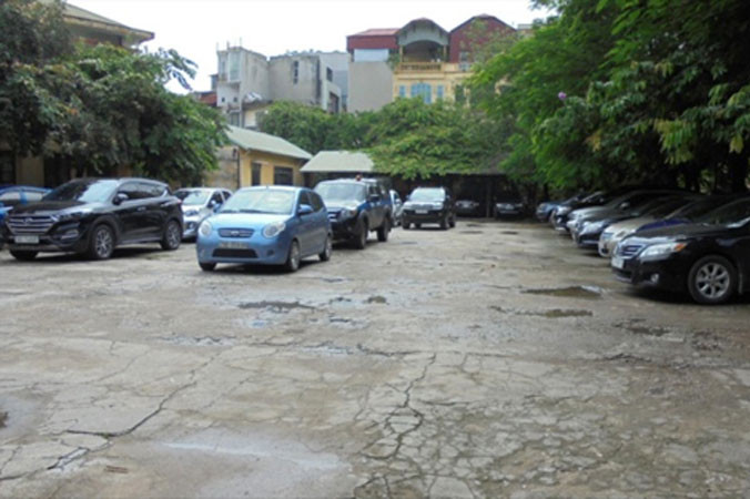 Bãi trông giữ xe trong cơ quan Thanh tra giao thông quận Hoàng Mai.