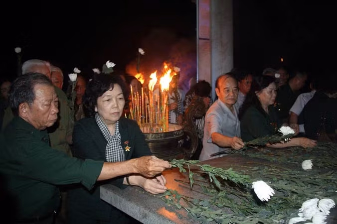 Cựu TNXP dâng hương, hoa tưởng nhớ đồng đội, các Anh hùng liệt sỹ tại Nghĩa trang Quốc gia Đồi 82.
