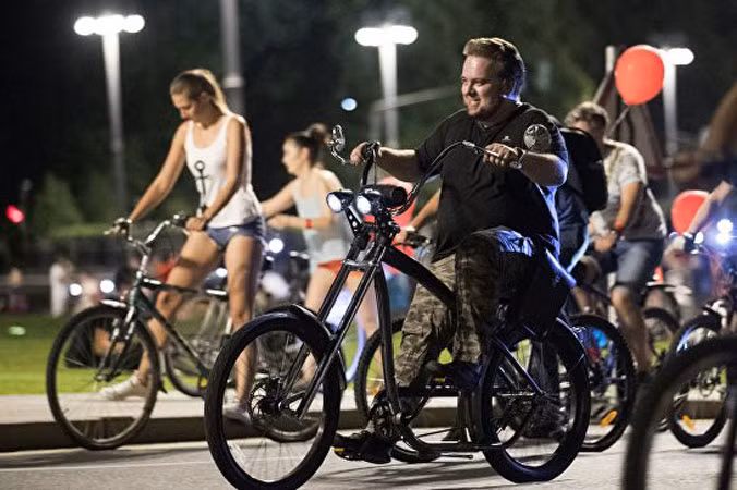 “Đêm diễu hành xe đạp” ở Mátxcơva.