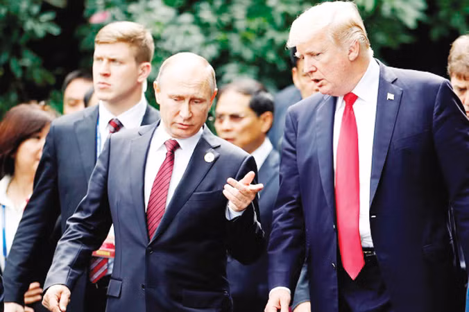 Tổng thống Nga Vladimir Putin và Tổng thống Mỹ Donald Trump dự Cấp cao APEC 2017 tại Ðà Nẵng. Ảnh: Huffington Post.