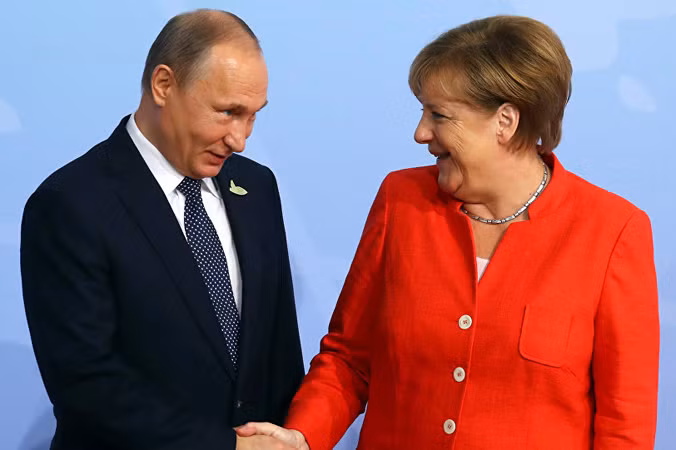 Mỹ muốn cấm vận trừng phạt Nga, nhưng Moscow có vũ khí rất hữu hiệu là khí gas. Trong ảnh: Tổng thống Nga Vladimir Putin và Thủ tướng Ðức Angela Merkel. Ðức phụ thuộc nhiều vào nguồn cung khí gas từ Nga. Ảnh: Sputnik