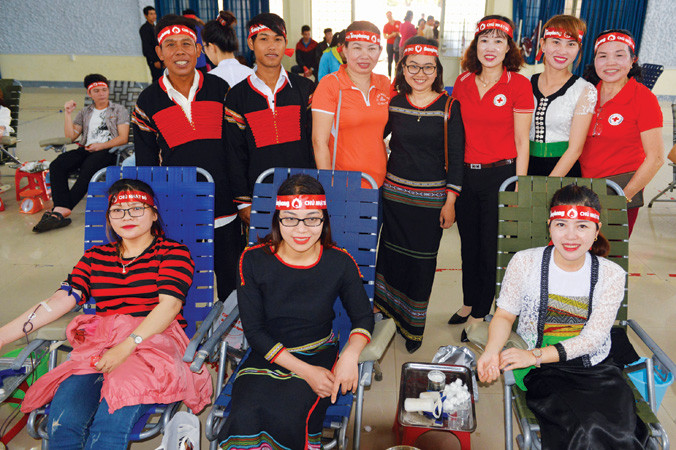 Nhóm tình nguyện viên các dân tộc đến từ xã Hòa Thắng.