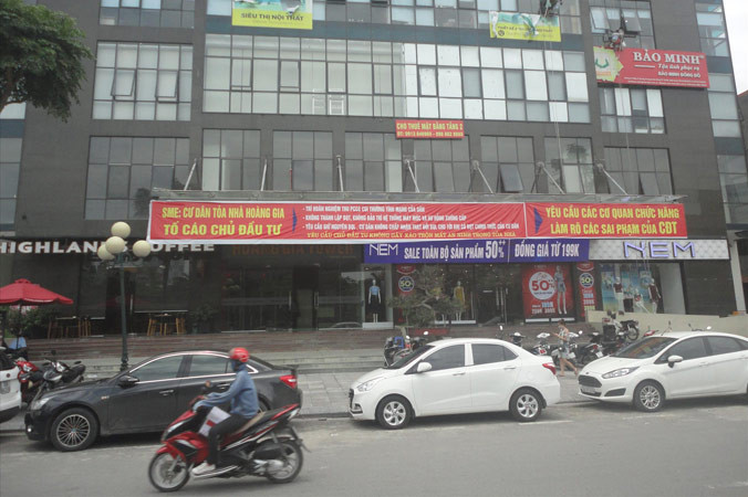 Cư dân căng băng rôn tại chung cư SME Hoàng Gia phản ánh những bất cập diễn ra tại tòa nhà. Ảnh: K.N.