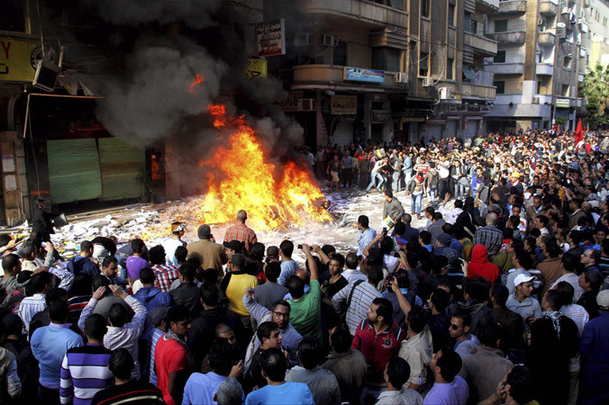 Bạo lực bùng phát ở Ai Cập năm 2012. Người ta lo ngại quyền bắt giữ của công dân sẽ bị các cánh chính trị lợi dụng, triệt hạ lẫn nhau. Ảnh: Baltimore Sun.