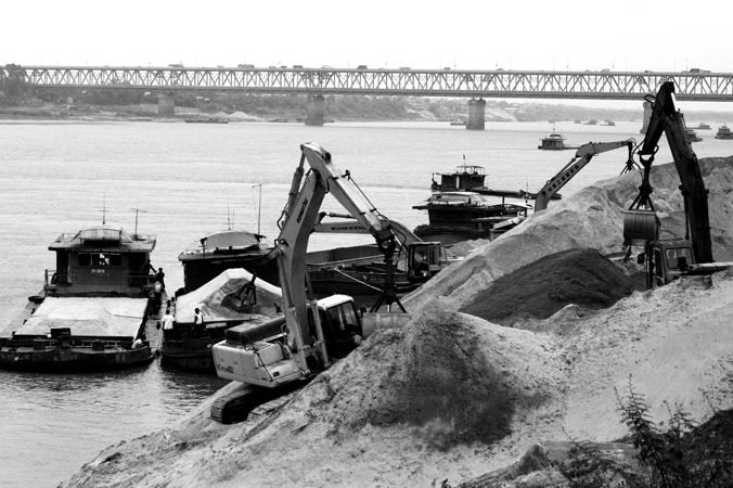 Khai thác cát bên bờ sông Hồng, Hà Nội. Ảnh: Hồng Vĩnh.