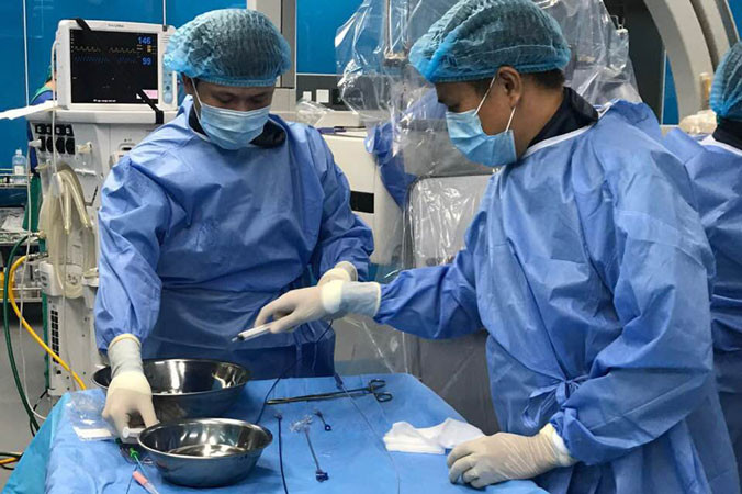 Các bác sĩ chuẩn bị cho ca can thiệp tim mạch.