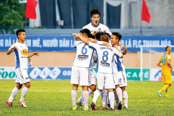 Các cầu thủ HAGL ăn mừng bàn thắng trước Thanh Hóa ở vòng 10. Ảnh: VSI.