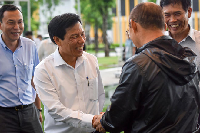 Bộ trưởng Nguyễn Ngọc Thiện thăm và động viên thày trò HLV Park Hang Seo trong quá trình chuẩn bị cho ASIAD 2018. Ảnh: VSI.