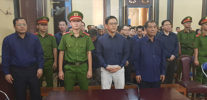 Các bị cáo nghe Tòa tuyên án. Ảnh: Văn Minh.