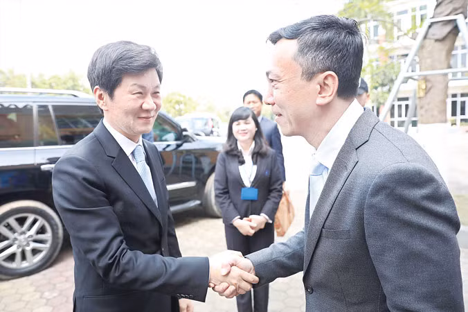 Ông Trần Quốc Tuấn (phải) được gọi trở về Tổng cục TDTT sau thời gian biệt phái sang VFF. Quyết định này sẽ không ảnh hưởng tới việc ông Tuấn có thể được tín nhiệm giới thiệu ra tranh cử tại Đại hội VFF khóa 8. Ảnh: VSI.