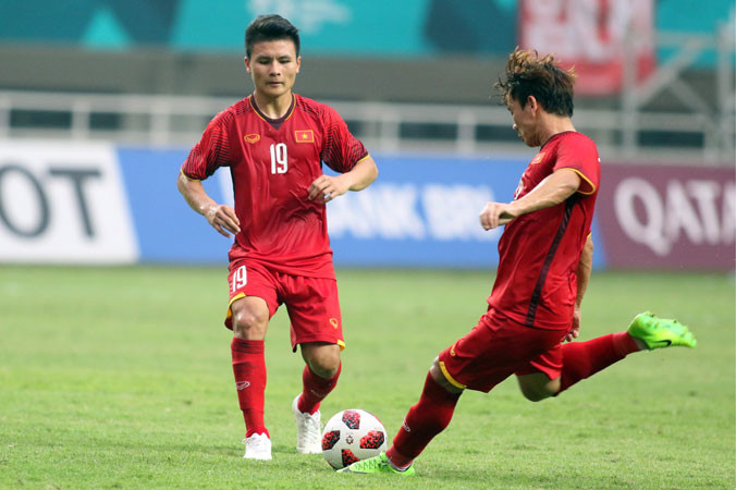 Minh Vương tung cú sút phạt tuyệt đẹp ghi bàn danh dự cho Olympic Việt Nam. Ảnh: HỮU PHẠM.