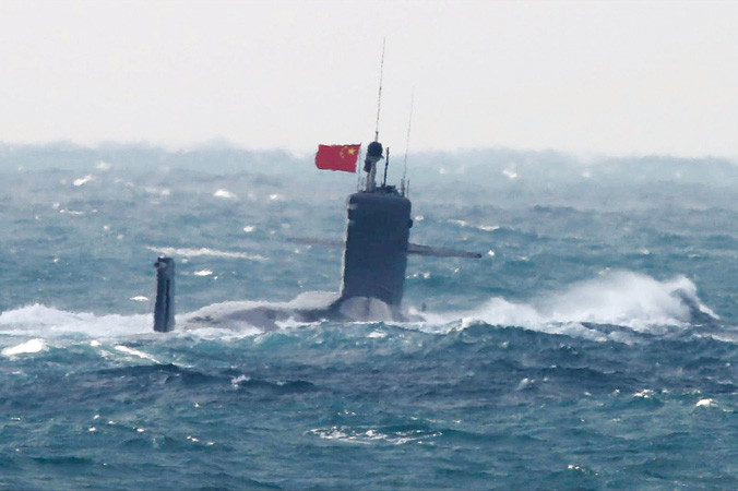 Chiếc tàu ngầm hạt nhân của Trung Quốc nổi lên gần quần đảo Senkaku/Điếu Ngư gần đây. Ảnh: Japan Times.