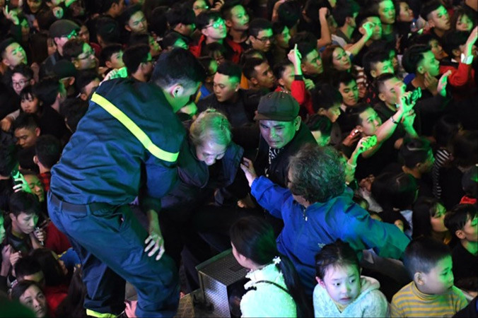 Biển người chen lấn ở khu vực Hồ Gươm, Hà Nội, lính cứu hỏa phải giải cứu, đưa lên nóc xe. Ảnh: Zing.