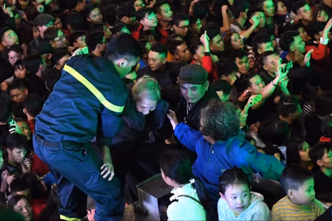 Biển người chen lấn ở khu vực Hồ Gươm, Hà Nội, lính cứu hỏa phải giải cứu, đưa lên nóc xe. Ảnh: Zing.