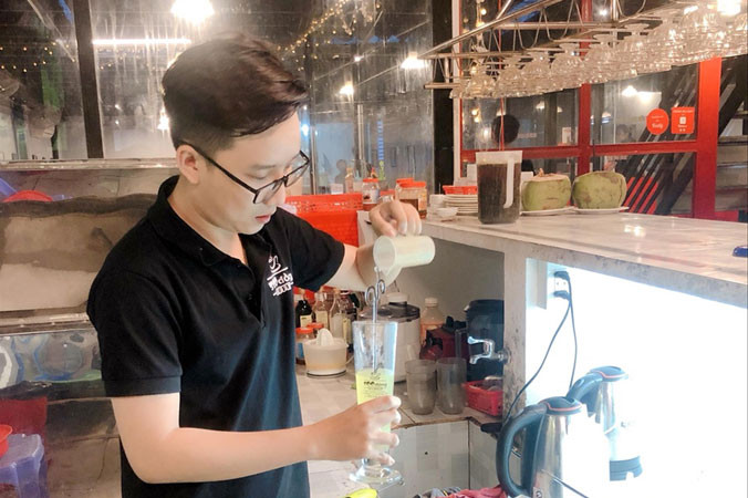 Trần Lê Anh Vũ pha chế nước uống cho khách.