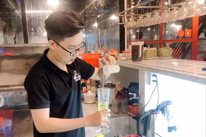 Trần Lê Anh Vũ pha chế nước uống cho khách.