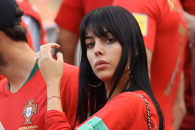 Cô Georgina Rodriguez trên khán đài.