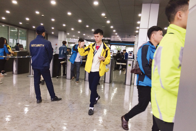 Cửa từ an ninh 2 lớp tại các cổng nhà máy.