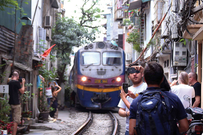 Tàu hỏa đi xuyên qua “xóm đường tàu” kéo dài khoảng hơn 2 km từ Khâm Thiên, Phùng Hưng (Hà Nội). Ảnh: Hồng Vĩnh.
